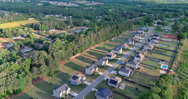 Vista panorámica aérea sobre las calles residenciales de la ciudad de Boiling Springs del paisaje de una pequeña aldea en Carolina del Sur, EE.