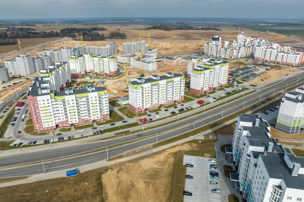 Vista panorámica aérea sobre la construcción de un nuevo complejo residencial moderno con edificios de gran altura en la ciudad