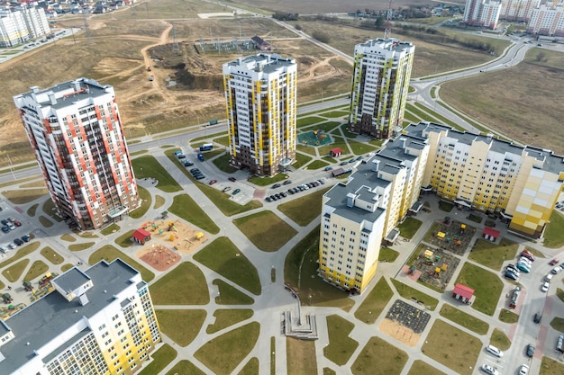 Vista panorámica aérea sobre la construcción de un nuevo complejo residencial moderno con edificios de gran altura en la ciudad