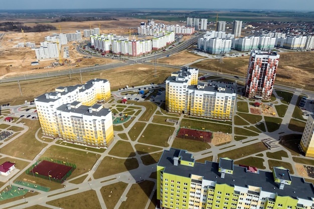 Vista panorámica aérea sobre la construcción de un nuevo complejo residencial moderno con edificios de gran altura en la ciudad