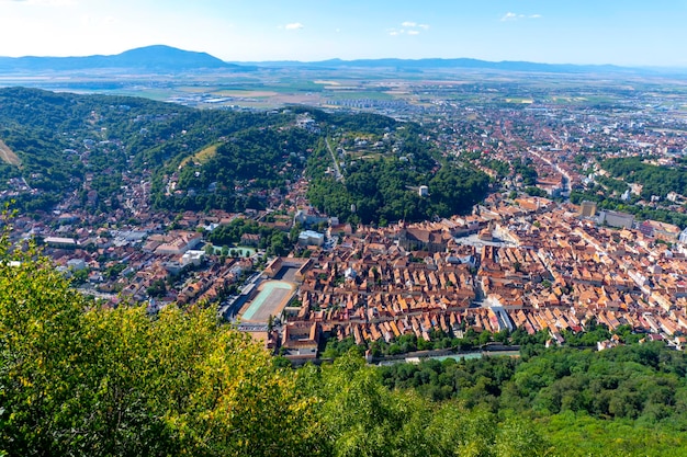 Vista panorámica aérea sobre el histórico casco antiguo de la ciudad de Brasov con la montaña Tampa