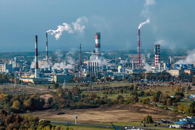 Vista panorámica aérea sobre el humo de las tuberías de la planta de la empresa química Paisaje industrial contaminación ambiental planta de residuos Concepto de contaminación del aire