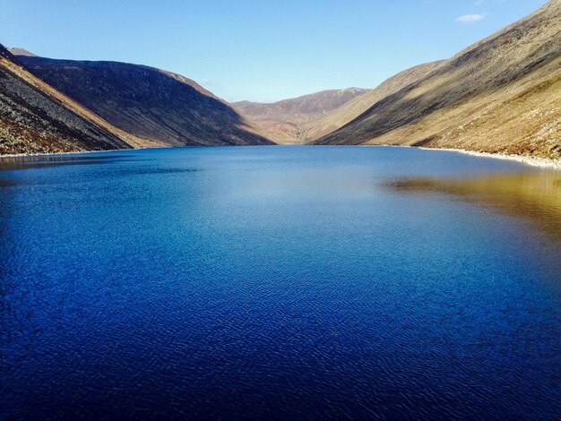 Foto vista panorámica del agua y las montañas contra el cielo