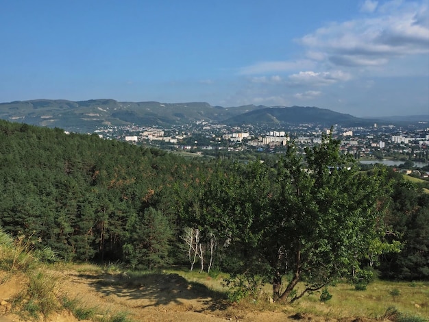 Vista panorámica al atardecer desde una altura de los suburbios de Kislovodsk Cáucaso del Norte, Rusia.