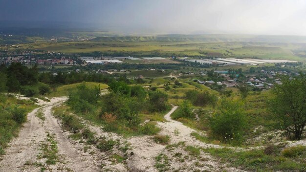 Vista panorámica al atardecer desde una altura de los suburbios de Kislovodsk Cáucaso del Norte, Rusia.