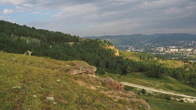 Vista panorámica al atardecer desde una altura de los suburbios de Kislovodsk Cáucaso del Norte, Rusia.