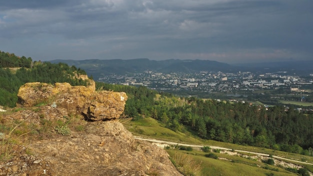 Vista panorámica al atardecer desde una altura de los suburbios de Kislovodsk Cáucaso del Norte, Rusia.