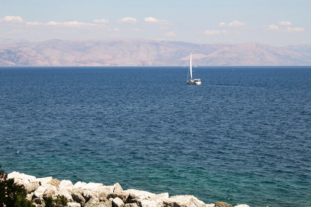 Vista panorámica al mar y yate pequeño en el día soleado. Corfú. Grecia.