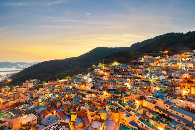 Vista panorámica de la aldea cultural de Gamcheon ubicada en la ciudad de Busan, Corea del Sur.