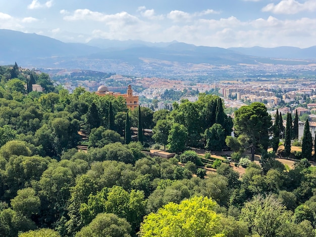 Vista panorámica de la Alhambra en la ciudad de Granada, España durante el día soleado.