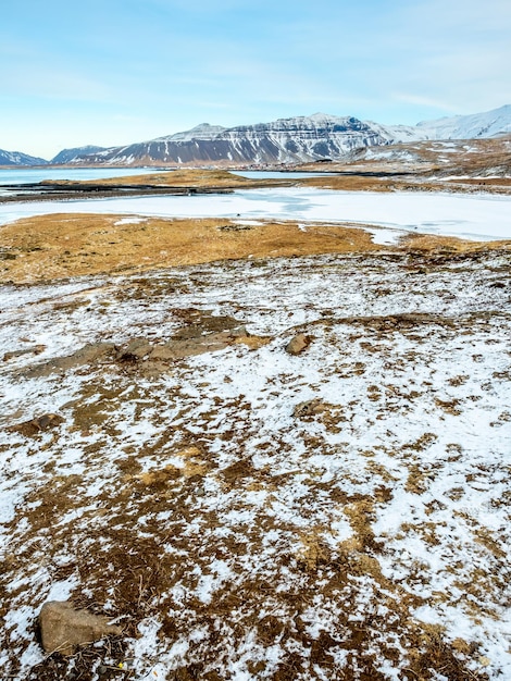 Vista panorámica alrededor de la cascada de Kirkjufellfoss en el norte de Islandia y el estanque de hielo resbaladizo