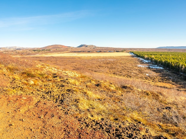 Vista panorámica alrededor del cráter Kerid en temporada de invierno a lo largo del viaje por carretera del círculo dorado en Islandia