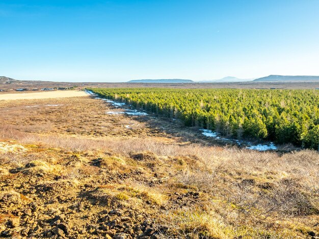 Vista panorámica alrededor del cráter Kerid en temporada de invierno a lo largo del viaje por carretera del círculo dorado en Islandia