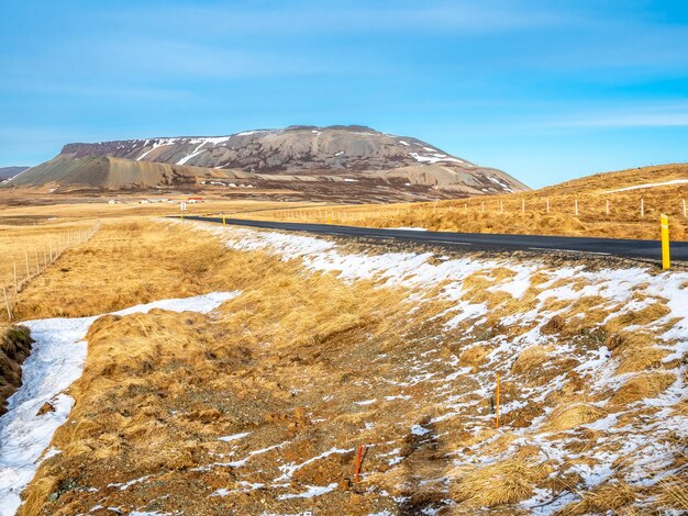 Vista panorámica alrededor de la montaña Kirkjufell en temporada de invierno bajo un cielo azul en el norte de Islandia