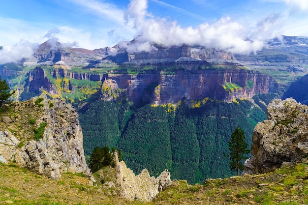 Vista panorámica de las altas montañas de los Pirineos con día de hermosas nubes España