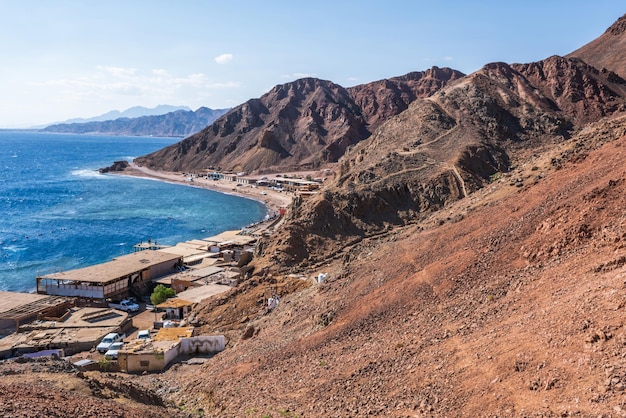 Vista panorámica desde la altura de la cordillera hasta el mar rojo