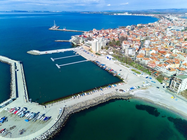 Vista panorámica desde una altura sobre la ciudad de Pomorie con casas y calles bañadas por el Mar Negro en Bulgaria