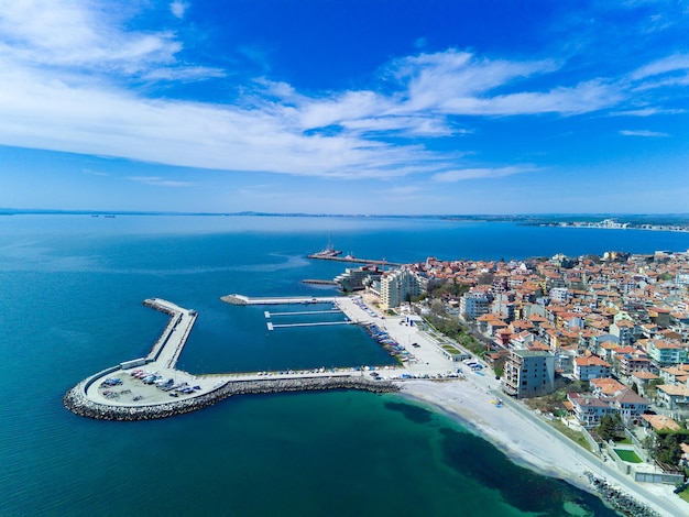 Vista panorámica desde una altura sobre la ciudad de Pomorie con casas y calles bañadas por el Mar Negro en Bulgaria