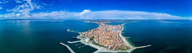 Vista panorámica desde una altura sobre la ciudad de Pomorie con casas y calles bañadas por el Mar Negro en Bulgaria