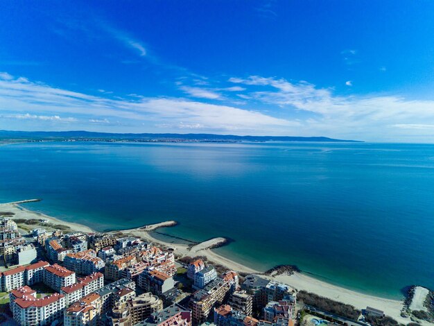 Vista panorámica desde una altura sobre la ciudad de Pomorie con casas y calles bañadas por el Mar Negro en Bulgaria