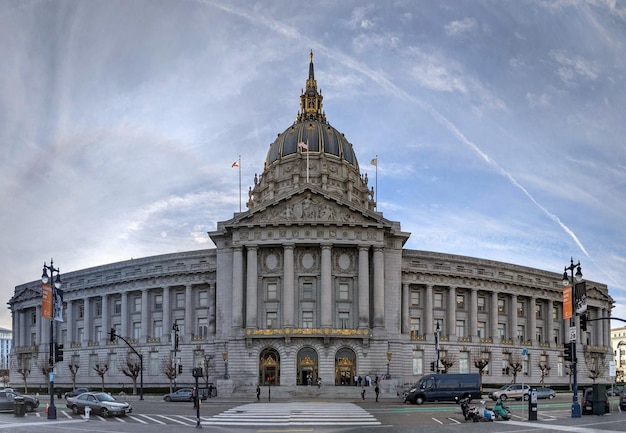 Vista panorámica de bajo ángulo del histórico edificio del ayuntamiento de San Francisco, California contra el cielo