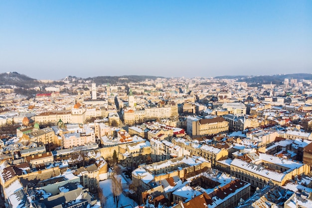 Vista panorámica de la antigua ciudad europea en el día de invierno al atardecer