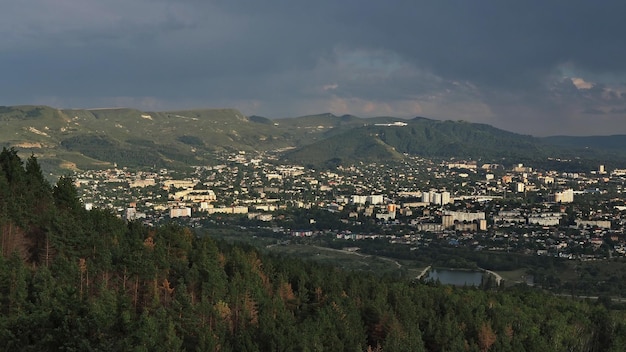 Vista panorámica de las antiguas montañas y suburbios de la ciudad turística de Kislovodsk. Cáucaso