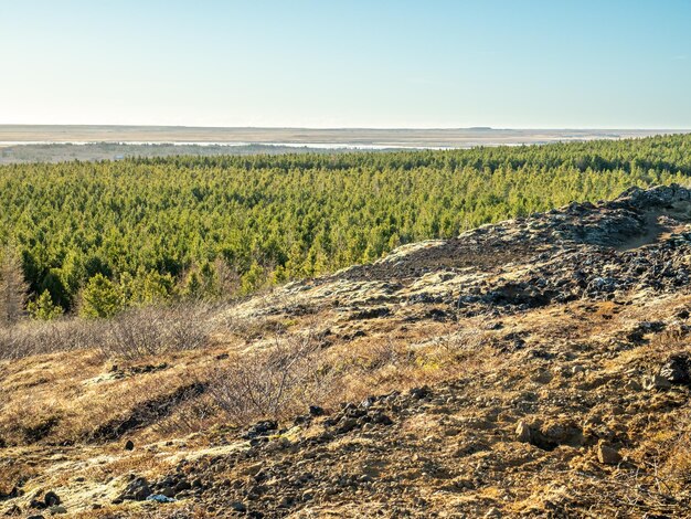 Vista panorâmica ao redor da cratera Kerid na temporada de inverno ao longo da viagem de círculo dourado na Islândia