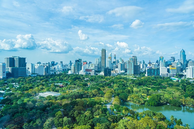 Vista panorámica de árboles y edificios contra el cielo