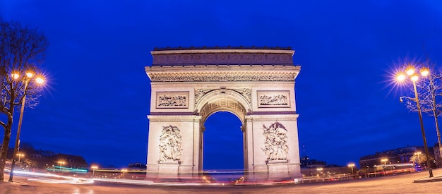 Foto la vista panorámica del arco del triunfo en las primeras horas de la mañana parís francia