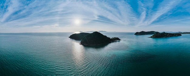 vista panorâmica arial de olho de pássaro da ilha de Rayang, ilhas de montanha no mar azul e céu