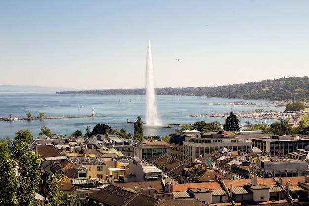 Vista panorámica desde arriba a la ciudad y al lago en el día de verano. Ginebra. Suiza.