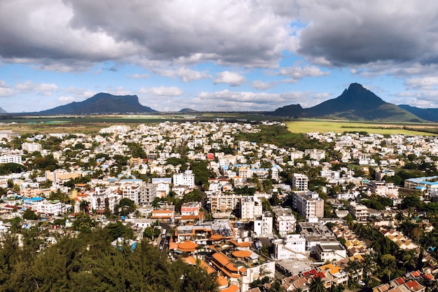 Vista panorámica desde arriba de la ciudad y las montañas de la isla Mauricio, Isla Mauricio.