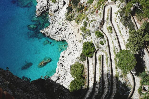 Foto vista panorámica desde arriba con una ruta sinuosa a la playa de marina piccola y el mar turquesa