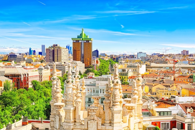 Vista panorámica desde arriba sobre la capital de españa, la ciudad de madrid.