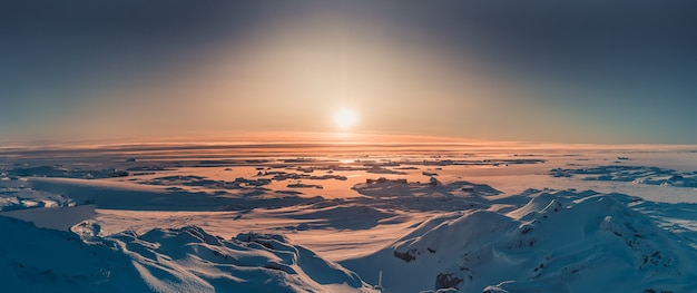 Foto vista panorámica del atardecer brillante en la antártida