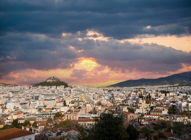 Vista panorámica de Atenas y Lycabettes desde la Acrópolis, Grecia al atardecer