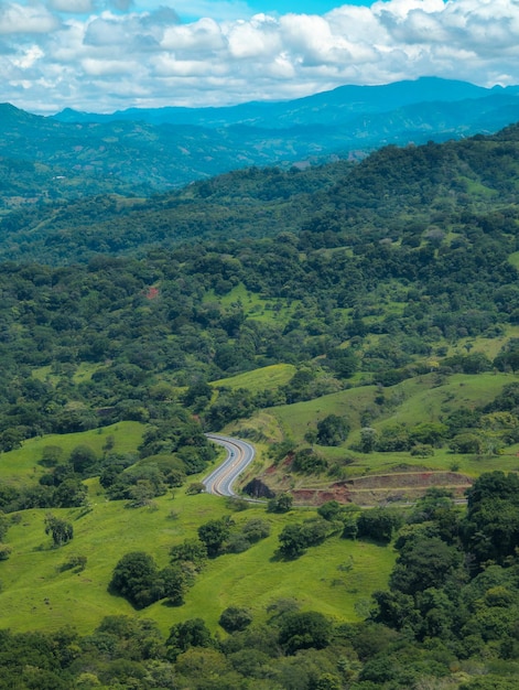 Vista panorámica de la autopista panamericana en la colina de Panamá