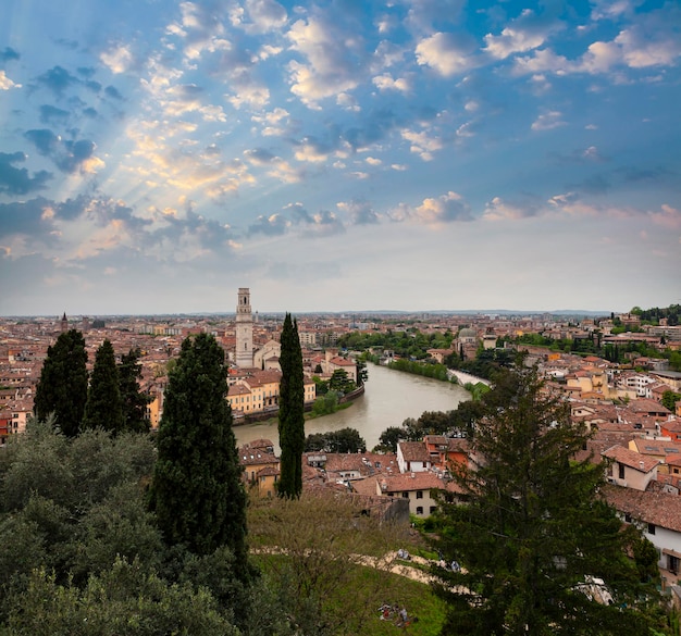 Vista panorámica de la azotea de la ciudad medieval de Verona en Italia.