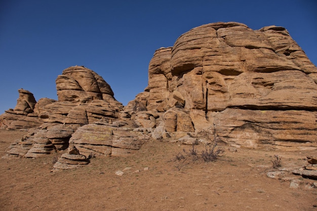 Vista panorámica Baga Gazriin Chuluu MongoliaFormaciones rocosas y piedras apiladas en las cimas de las colinas de granito