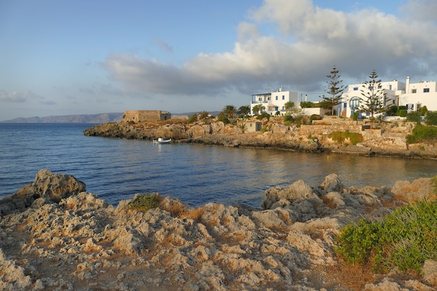 Vista panorámica de la bahía de Avlemonas en Kythera, Grecia