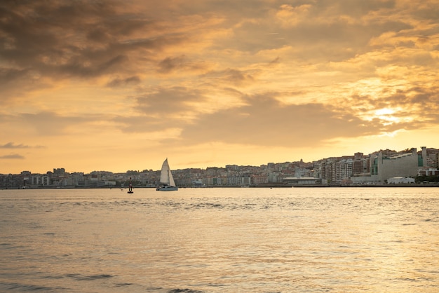 Vista panorámica de la bahía y la ciudad de Santander en Catabria, España.