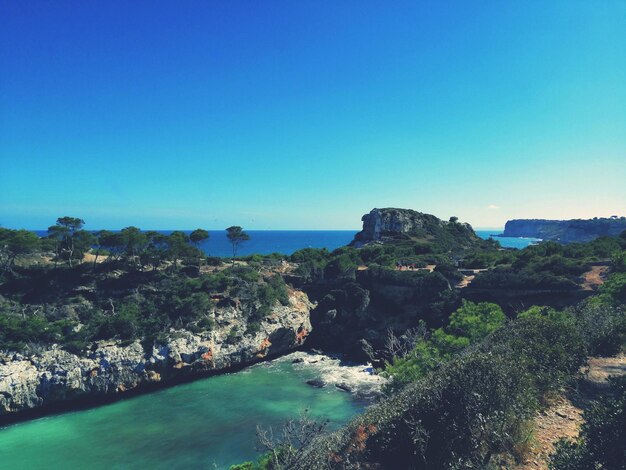 Foto vista panorámica de la bahía contra el cielo azul claro