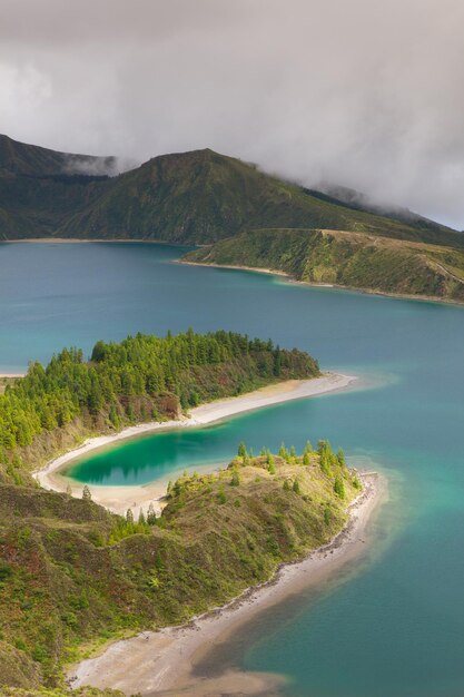 Foto vista panorámica de la bahía contra el cielo nublado