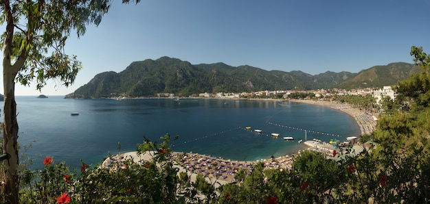 Vista panorámica de la Bahía de Icmeler, mar Egeo y Mediterráneo. Resort turco de Marmaris. vacaciones de verano o fin de semana en la costa del mar en un día soleado