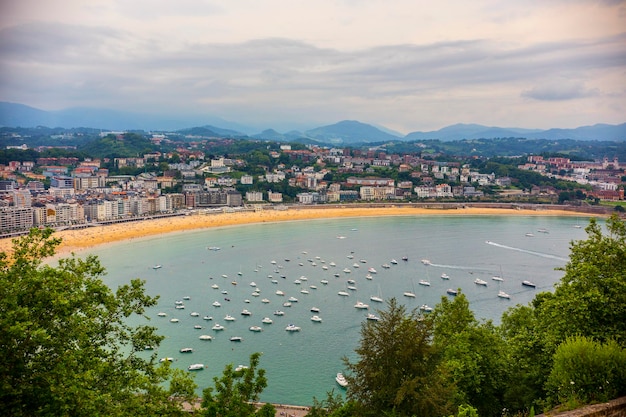 Vista panorámica de la bahía de San Sebastián, océano Atlántico, mirador de Monte Igueldo, País Vasco, España