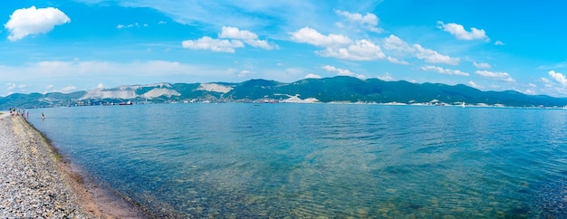 Vista panorámica de la Bahía Tsemesskaya del Mar Negro desde el Sudzhuk Spit en Novorossiysk Rusia