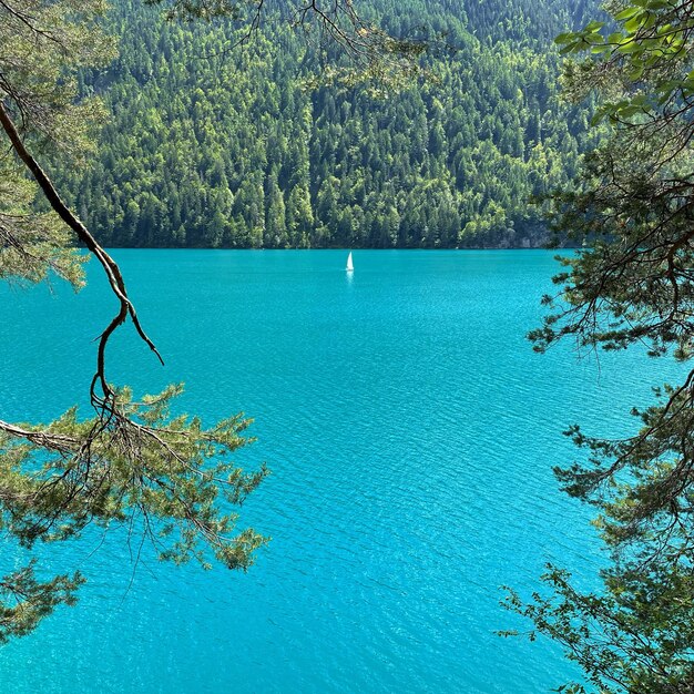 Foto vista panorámica de un barco en un lago de montaña