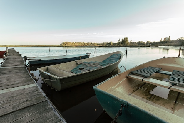 Vista panorámica de los barcos por el muelle de madera en Rusia.