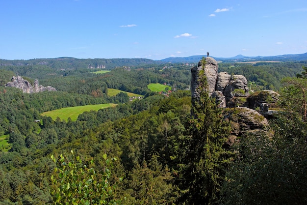 Vista panorámica desde Bastei en Alemania, sobre las montañas de Sajonia Suiza